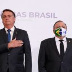 Bolsonaro defende Pazuello e diz que ‘propina, é pelado dentro da piscina’